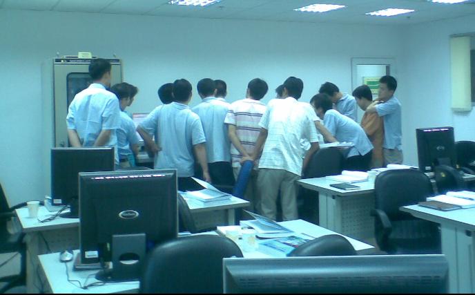 學員在觀看程序演示