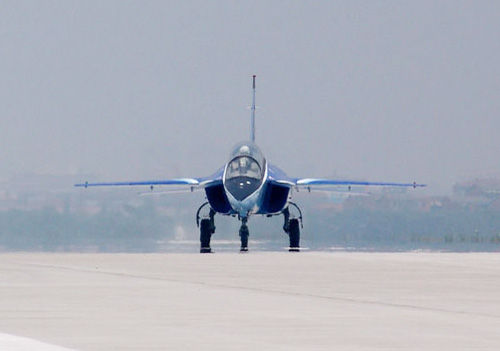 中國新一代超音速教練機獵鷹03號首飛成功[組圖]