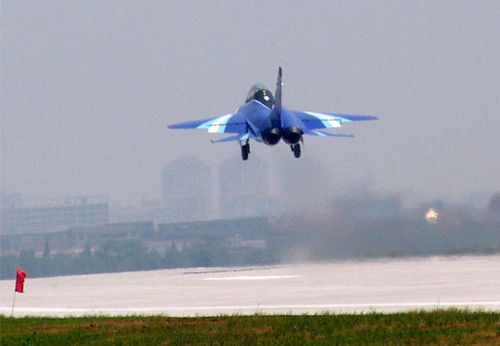 中國新一代超音速教練機獵鷹03號首飛成功[組圖]