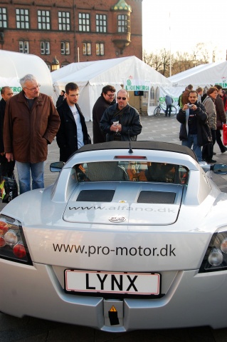 圖7為哥本哈根市政廣場正在展出的電動跑車，充電一次可跑300公裏，百公裏加速僅需2.8秒