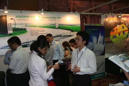 展台上廠商與客戶麵對麵的交流