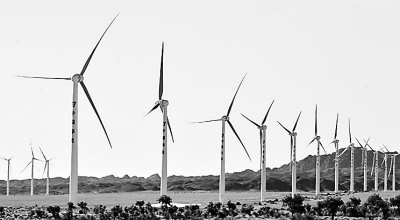 圖為新疆華電布爾津風電有限公司一期項目正在加緊建設中。新華社記者 沈橋攝 