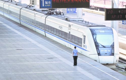 和諧號昨日抵渝，西南地區將進入高鐵時代。攝影 盧祥龍