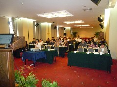 圖二  參觀人員認真聽取皮爾磁新產品的介紹